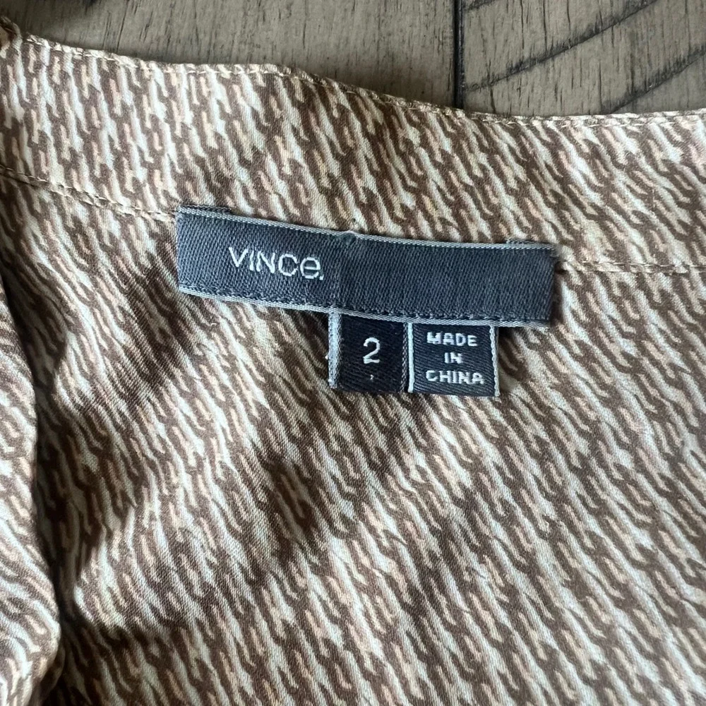 Vince Women's Size 2 Silk Blouse Tan Abstract High Low V-Neck V1774-10488